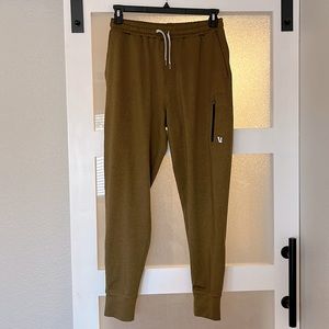Vuori Sunday Jogger Size Medium, EUC
